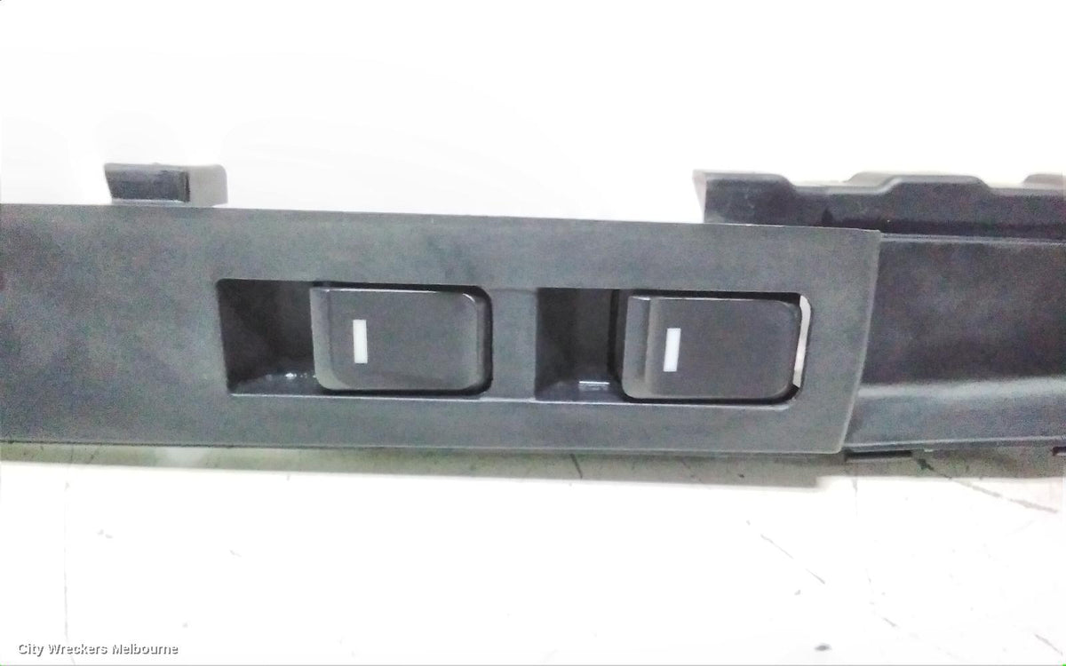 LDV V80 PWR DR WIND SWITCH, RH FRONT (MASTER SWITCH), 01/2013 - 12/2023 - Image 2